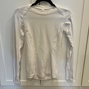White fitted lulu top. Perfect condition, Sleeves have thumb holes/reflectors